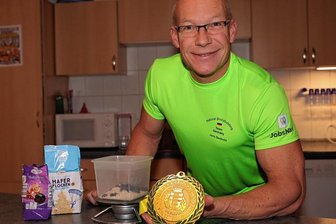 Was Mister Olympia aus Neukirchen erfolgreich macht - Der 53-jährige Neukirchener Jens Berthold, jüngst zum Mister Olympiaim Natural Bodybuilding gekürt, muss für seine Wettkampferfolge auch immer die Speisewaage zur Hand haben.