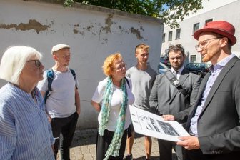 Was mit den Resten von Plauens Bauhaus-Synagoge passieren soll - An der 90 Jahre alten Wand, die zur Synagoge gehörte, blättert der Putz ab. Und richtig standfest ist sie auch nicht mehr. Deshalb soll die Mauer saniert werden. Über diese Nachricht von Plauens Bürgermeister Tobias Kämpf (rechts) freuten sich die Ehrenamtler Liane Kümmerl und Jens Bühring sowie Ruth Röcher von der Jüdischen Gemeinde in Chemnitz, Jonas Hommel vom Verein Vois und Rabbiner Zsolt Balla (von links).