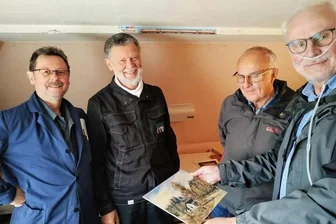 Was mit Nachlass eines Eisenbahn-Malers passiert - Volker und Gerd Weller, die Söhne von Lothar Weller aus Trieb, bei der Übergabe des Nachlasses ihres Vaters an Rainer Döhling (2. von rechts) und Wolfgang Blechschmidt (rechts) vom Verein Falkart. 