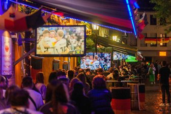Was müssen Fans zum Public Viewing bei der XXL-WM wissen? - Werden wieder viele Menschen die Spiele in großen Gruppen schauen? (Archivbild)
