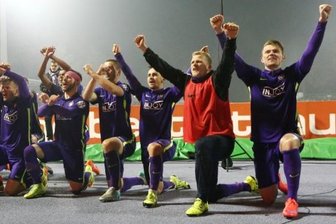 Was nimmt Aue vom Pokalerfolg mit? - Die FCE-Profis mit gekreuzten Armen, die Schlägel und Eisen symbolisieren sollen, vor der Fankurve im Erzgebirgsstadion.