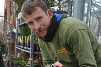 Was Obstbäume jetzt brauchen - Martin Sobanski beim Veredeln von Obstbäumen nach Kundenwunsch.