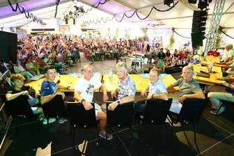 Was Olympiasieger, Welt- und Europameister in ein kleines Dorf ins Erzgebirge lockt - Robin Siegert, Jeremy Sydow, Uwe Weber, Jens Scheffler, Jens Thalmann und Harald Sturm (v.l.), standen den Zuschauern in Börnichen Rede und Antwort.
