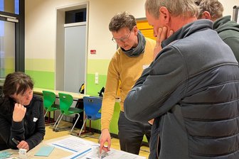 Was passiert bei Dunkelflauten? In Sayda geben Experten Antworten - Hannes Gerold von der Sächsischen Energieagentur Sanea erklärt beim Infomarkt in Sayda, wie eine Dunkelflaute überbrückt wird.