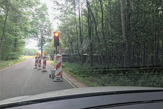 Was passiert im Munawald? - Derzeit steht eine Ampel vor dem sogenannten Munawald in Auerswalde. Dahinter herrscht Bautätigkeit.