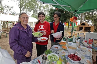 Was passiert im Zeltlager in der Waldenburger Mittelstadt? - Die Jugendlichen Maria und Nicola (rechts) sind gemeinsam mit Nicole Gilabert für die Versorgung zuständig.
