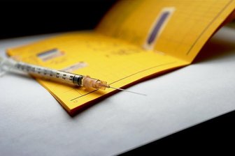 Was passiert, wenn der Impfpass weg ist? - Klein, gelb, wichtig: der Impfpass.