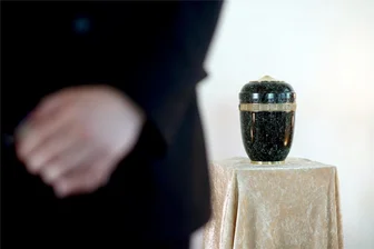 Was passiert, wenn sich nach dem Tod kein Erbe findet? 8 Antworten auf die wichtigsten Fragen - Symbolbild: Eine Bestattung ist nicht günstig. Die Kosten können steuermindernd beim Erbe berücksichtigt werden. In einigen Fällen findet sich aber einfach keiner, der dieses Erbe antritt.
