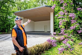 Was Pilzesammeln mit elektronischer Tanzmusik gemeinsam hat - Jürgen Gehrke vom Burgstädter Kulturverein zeigt die Freilichtbühne im Wettinhain. 