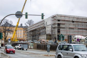 Was Plauens neue Super-Sporthalle und der FC Schalke 04 gemeinsam haben - Ein wachsender Quader: Die neue Sporthalle am Lessing-Gymnasium braucht einen Namen. Es gibt zwei Favoriten.