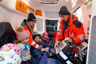 Was Polizei, Rettungswagen und Feuerwehr in der Waldenburger Kita zu tun hatten - Bonnie Bomberg und Michael Vollstedt erklären den Kita-Kindern die Technik im Rettungswagen.