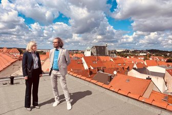 Was Promis über den Dächern Freibergs besprechen - Dr. Jutta Emes im Gespräch mit Martin Seltmann auf dem Dach des Freiberger Rathauses.