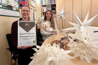 Was Reichenbach alles für seine neue Sternenweihnacht plant - Von Deko-Sternen bis zur Sternenpatenschaft: Für den Weihnachtsmarkt haben sich Franziska Pöhland (l.) und Marktmeisterin Anika Ludwig einiges einfallen lassen.