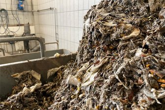 Was Reichenbacher Haushalte so alles übers Klo entsorgen: Was das kostet - und warum sogar eine Rattenplage droht - Das Ergebnis eines Wochenendes: Der Container mit über die Toilette entsorgtem Restmüll wie Hygieneartikel, Wattepads oder Papiertaschentücher quillt fast schon über. Der Container steht im Rechenhaus, dort werden die sogenannten Grobstoffe mechanisch aus dem Abwasser gefiltert.