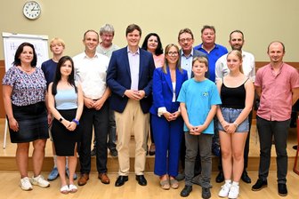 Was Reichenbacher Oberschüler ihrem Kultusminister zu sagen hatten - Staatsminister Conrad Clemens mit den Teilnehmern am Gespräch in der Aula der Weinholdschule