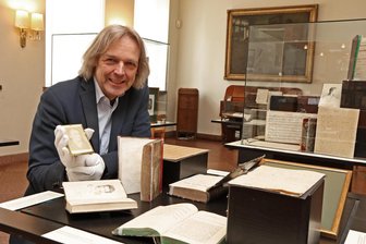 Was Robert Schumann mit den Poeten seiner Zeit verband – und was mit dem Ort Kuhschnappel - Schumannhaus-Direktor Thomas Synofzik zeigt ein historisches Bildnis des Dichters Jean Paul aus dem Nachlass Robert Schumanns.