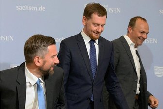 Was Sachsens Kenia-Koalition sich zur "Halbzeit" bescheinigt - Wirtschaftsminister Martin Dulig (SPD), Ministerpräsident Michael Kretschmer (CDU) und Energieminister Wolfram Günther (Bündnis90/Die Grünen) bilanzieren gemeinsam zweieinhalb Jahre "Sachsen-Kenia".