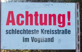 Was Sachsens Rotstift-Politik auf den Straßen im Vogtland bewirkt - An der K 7884 in Pöhl steht diese Tafel als Mahnung an Autofahrer, die die desolate Kreisstraße befahren wollen.