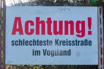 Was Sachsens Rotstift-Politik auf den Straßen im Vogtland bewirkt - An der K 7884 in Pöhl steht diese Tafel als Mahnung an Autofahrer, die die desolate Kreisstraße befahren wollen.