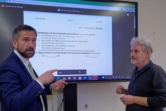 Was Sachsens Wirtschaftsminister in einer Mylauer Schule zu suchen hat - Sachsens Wirtschaftsminister Martin Dulig (links) vor einer interaktiven Tafel im Evangelischen Gymnasium Mylau. Geschäftsführer Siegfried Kost (rechts) informierte über den Stand der Digitalisierung. 
