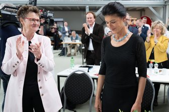 Was Sahra Wagenknecht zur Koalition mit Kretschmer nach der Landtagswahl sagt und wer für das BSW in Sachsen kandidiert - BSW-Chefin Sahra Wagenknecht am Samstag in Dresden beim Landesparteitag, beklatscht von Landeschefin Sabine Zimmermann (links).
