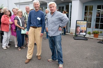Was Schauspieler Jörg Schüttauf mit Frankenberg verbindet - Falk-Uwe Langer (li.) begrüßte am Freitagabend den bekannten Schauspieler Jörg Schüttauf vor dem Kino „Welt-Theater“.