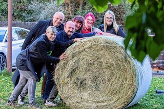 Was Schneckengrüner Bürger mit neuer Kraft anschieben wollen - Die Schneckengrüner schieben ganz schön was an: Katharina Schneider, Steffen und Anke Hahn, Lisa-Marie Heinsmann und Leonie-Sophie Becher (von links) werden vom Erfal-Stiftungsbeirat, im Foto Lutz Neumann (2. von links), unterstützt.