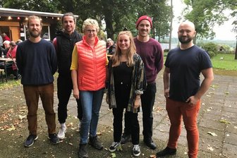 Was Schönberg im nächsten Jahr anpacken will - und wo es hakt - Die neuen Betreiber und künftigen Eigentümer des früheren Ferienheims Luginsland bei Schönberg mit Ortsvorsteherin Heike Sauer (2. v. l.). Von links Andreas Widmann, Christian Bötsch. Nadine Meier, Dominik Griesbeck und Sepp Schwarzenbach.