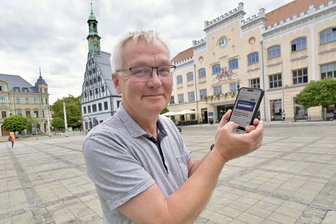 Was selbst den Pfarrer überrascht hat: Mitmach-Aktion beim Zwickauer Stadtfest gibt Anlass zu Zuversicht - Pfarrer Gregor Giele zeigt auf seinem Smartphone, wie die digitale Aktion funktionierte.