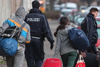 Was sich bei Abschiebungen und der Staatsbürgerschaft ändern soll - Abgelehnte Asylbewerber sollen künftig einfacher abgeschoben werden können.