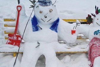 Was sich bei der Kita-Betreuung in Mühlau ändert - Der Schnee macht es wieder möglich: lustige Schneefiguren. Auch in der Kita Mühlau geht es jetzt nach draußen. Und es gibt Neuerungen. 