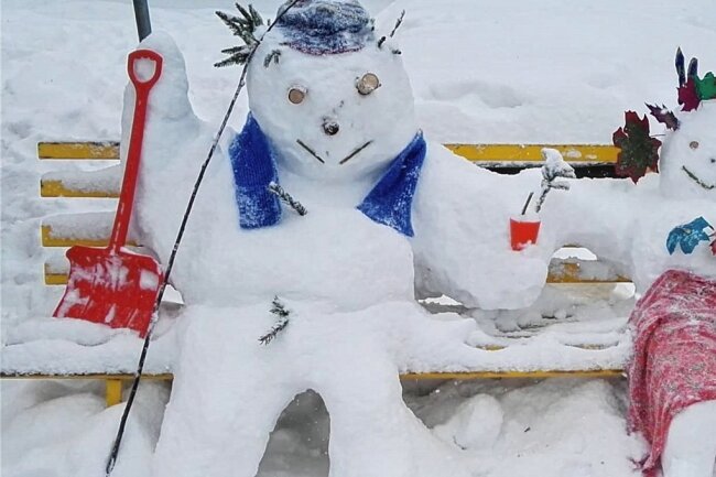 Was sich bei der Kita-Betreuung in Mühlau ändert - Der Schnee macht es wieder möglich: lustige Schneefiguren. Auch in der Kita Mühlau geht es jetzt nach draußen. Und es gibt Neuerungen. 