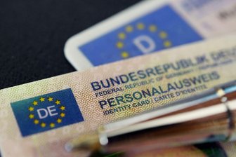 Was sich bei Perso, Pass und Smartphone ändern soll - Den Gang zum Amt sollen sich ältere Menschen künftig sparen können, wenn ihr Ausweis abgelaufen ist. Sie sollen diesen einfach weiter nutzen dürfen. (Symbolbild)