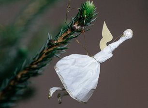 Was sich das Weihnachtsfest von uns wünschen würde - Hässlicher Engel? Nein, Kunst von Kostümbildnerin Barbara Blaschke. Weihnachten ist ein guter Anlass, sich wieder auf innere Werte zu besinnen statt sich von Äußerlichkeiten leiten zu lassen.