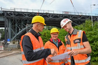 Was sich der Förderverein Göltzschtalbrücke in diesem Jahr vornimmt - Mike Purfürst, Bürgermeister von Netzschkau, Ideengeber Georg Erdmann und Bauleiter Clemens Heinzig (von links) vor dem Teilstück der Behelfsbrücke, das im Juli 2024 in Chemnitz abgebaut und ins Vogtland gebracht wurde.