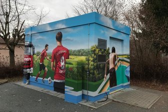 Was sich hinter den Graffiti-Betonklötzen in Gornau verbirgt - Kunst am Beton neben der Gornauer Turnhalle. 