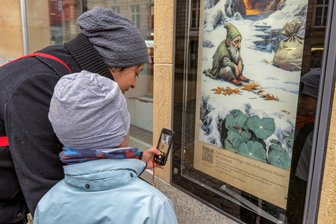 Was sich hinter den märchenhaften Plakaten am Landratsamt in Plauen verbirgt - Erste neugierige Besucher lauschen den Sagen am Postplatz.