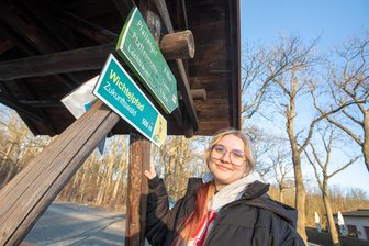 Was sich hinter Plauens Zukunftswäldchen verbirgt - Im Reißiger Stadtwald soll das neue Zukunftswäldchen für den Plauener Geburtenjahrgang 2025 gepflanzt werden. Marie-Sophie Wolf hat den ausgeschilderten Wichtelpfad bereits entdeckt.