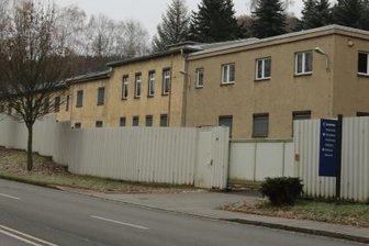 Was sich im Inneren dieses Hauses an der B 169befindet - Dieses Haus an der Auer Straße in Bad Schlema wird derzeit von verschiedenen Behörden genutzt.
