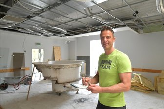 Was sich im Kinopolis-Komplex in Freiberg tut - Rico Mudrak inspiziert die Arbeiten im Sport- und Gesundheitszentrum Mumm im Kinopolis-Komplex an der Chemnitzer Straße in Freiberg. Noch bis Ende August werden hier unter anderem der Saunabereich und die Toilettenanlagen hergerichtet. Auch während der Bauzeit seien Training und Kurse möglich, so der Geschäftsführer.