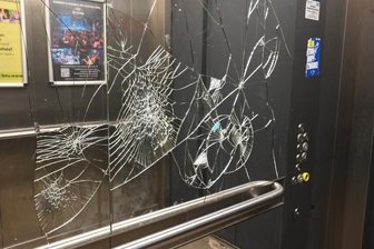 Was sich im Parkhaus Am Wall ändern soll - Ein Blick in den Fahrstuhl im Parkhaus Rathaus-Passagen Am Wall. Der Spiegel im Lift ist eingeschlagen. Parker klagen auch über Schmutz.