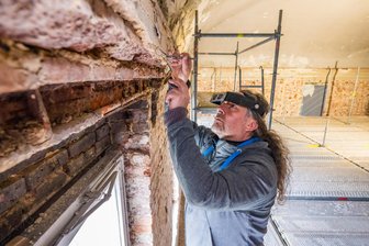 Was sich unterm Putz dieser Freimaurerloge im Erzgebirge verbirgt - Mit Lupe und Skalpell: Der Restaurator Holger Blauhut kratzt Schicht um Schicht von den Wänden im ehemaligen Tempelsaal, um der ursprünglichen Gestaltung auf die Spur zu kommen.