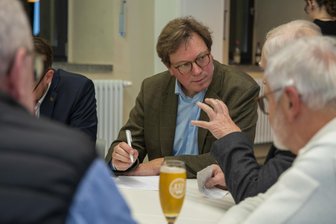 Was sich Vogtländer und Minister zu sagen hatten: „Man muss nicht jede Kräuterwiese kontrollieren“ - Minister Georg-Ludwig von Breitenbuch (Mitte) lud in der Kulturfabrik zum Gespräch ein.