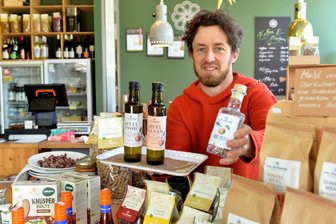 Was sich zum Mühlentag in Mittelsachsen lohnt: Ausflugsziele am Pfingstmontag - Danilo Braun aus Langhennersdorf mit Apfelessig, -balsam und -brand von eigenen Streuobstwiesen.
