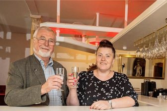 Was Sie schon immer über einen Swingerklub wissen wollten (aber nie zu fragen wagten) - Alfred Hollfelder und Monika Hajduk freuen sich auf die Eröffnung des Swingerklubs zu Pfingsten.