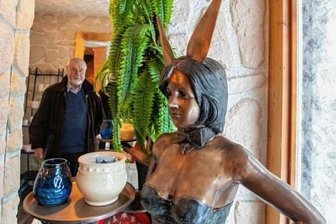 Was Sie schon immer über einen Swingerklub wissen wollten - Eine Bunny-Statue mit Kondomspender.