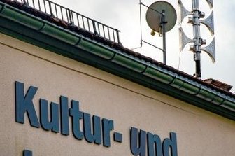 Was Signale der Sirenen bedeuten - Sirenenanlage auf dem Dach der Kultur- und Mehrzweckhalle in Frankenstein. 