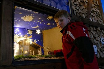 Was so viele Menschen am Weißbacher Krippenweg fasziniert - Die von Nils Reuter erschaffene Krippe ist direkt vorm Haus seiner Familie zu sehen - integriert in einen großen Holzstapel.