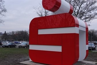 Was soll das große S am Platz der Völkerfreundschaft? - Am Platz der Völkerfreundschaft in Zwickau fällt dieser Sparkassen-Cube ins Auge. Ein zweiter entsteht an der Crimmitschauer Straße.