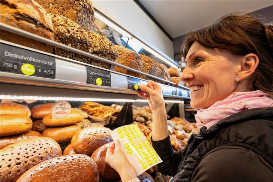 Was soll das Vegan-Label am Brotregal? - Grüner Punkt heißt vegan: Konditorin Sabine Thier zeichnet in der Bäckereifiliale Wippler in Dresden die Brote aus. 
